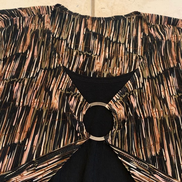 Stylish Printed O-Ring Overlay Top - Made in Canada - Size 1X - Picture 3 of 8